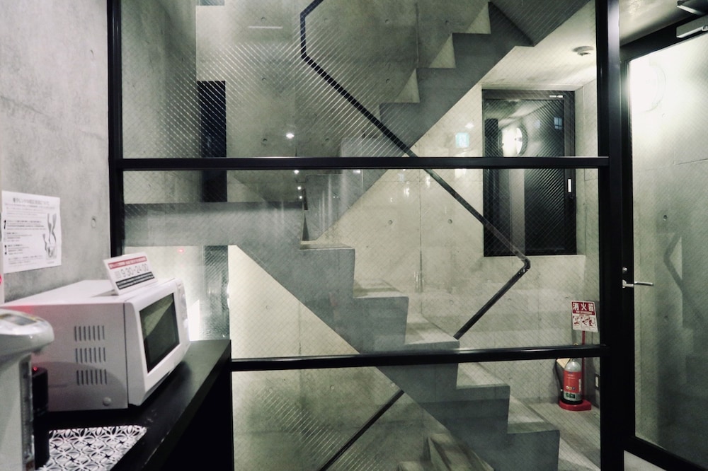 Kangaroo Hotel 62/63