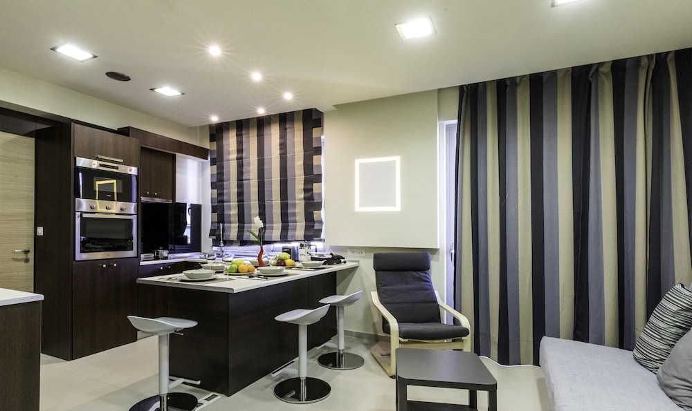 Rhodes Central Suite 33/38