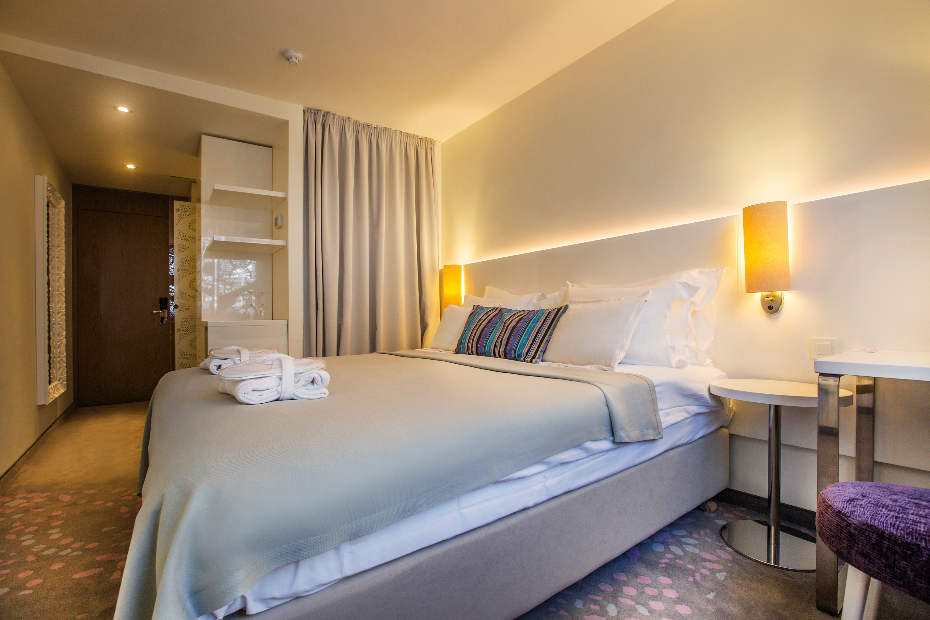 Room, Double or Twin Bed, Park or Courtyard View
