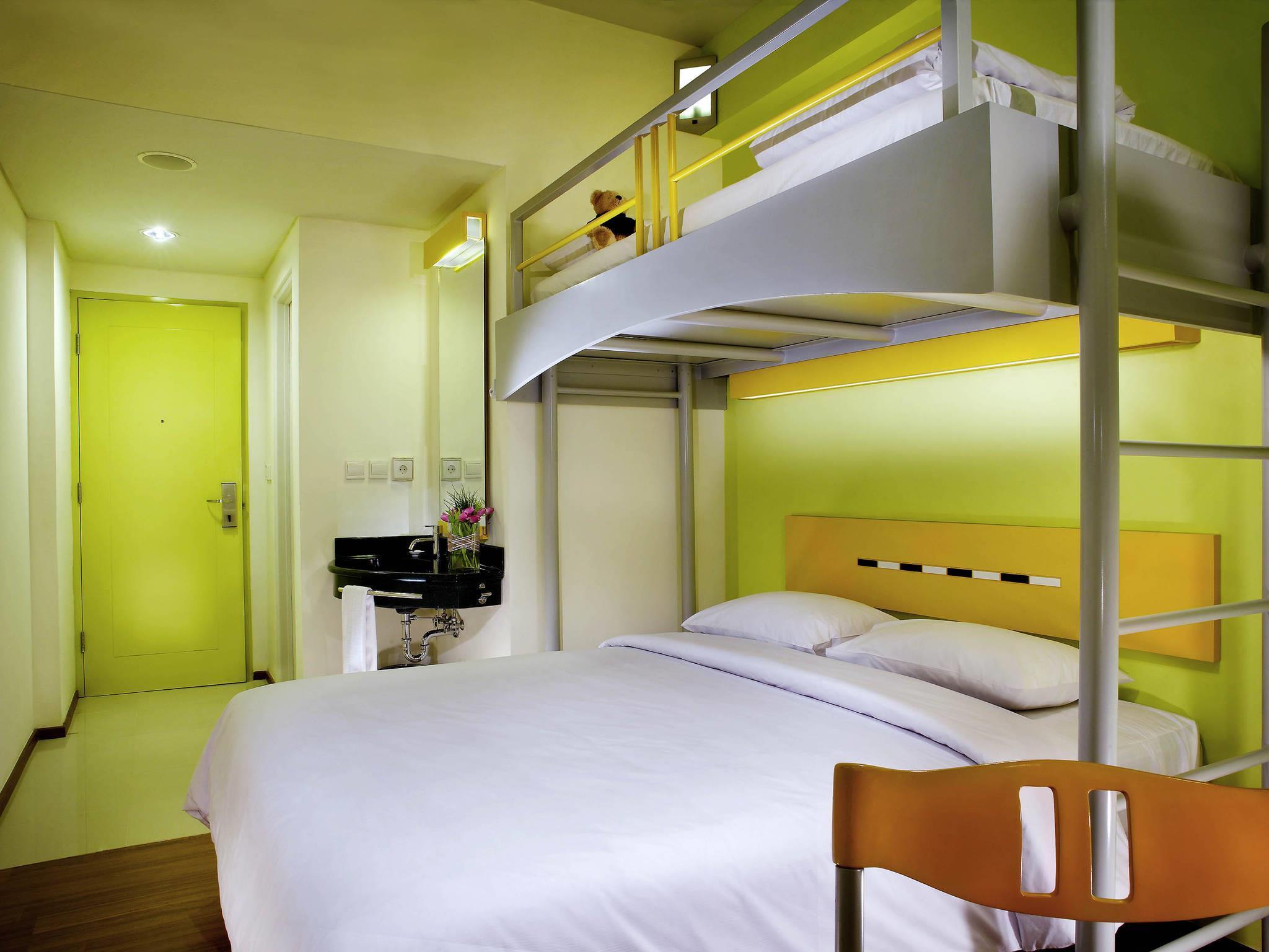 ROOM, 1 QUEEN AND 1 SINGLE BED, BUNK BED