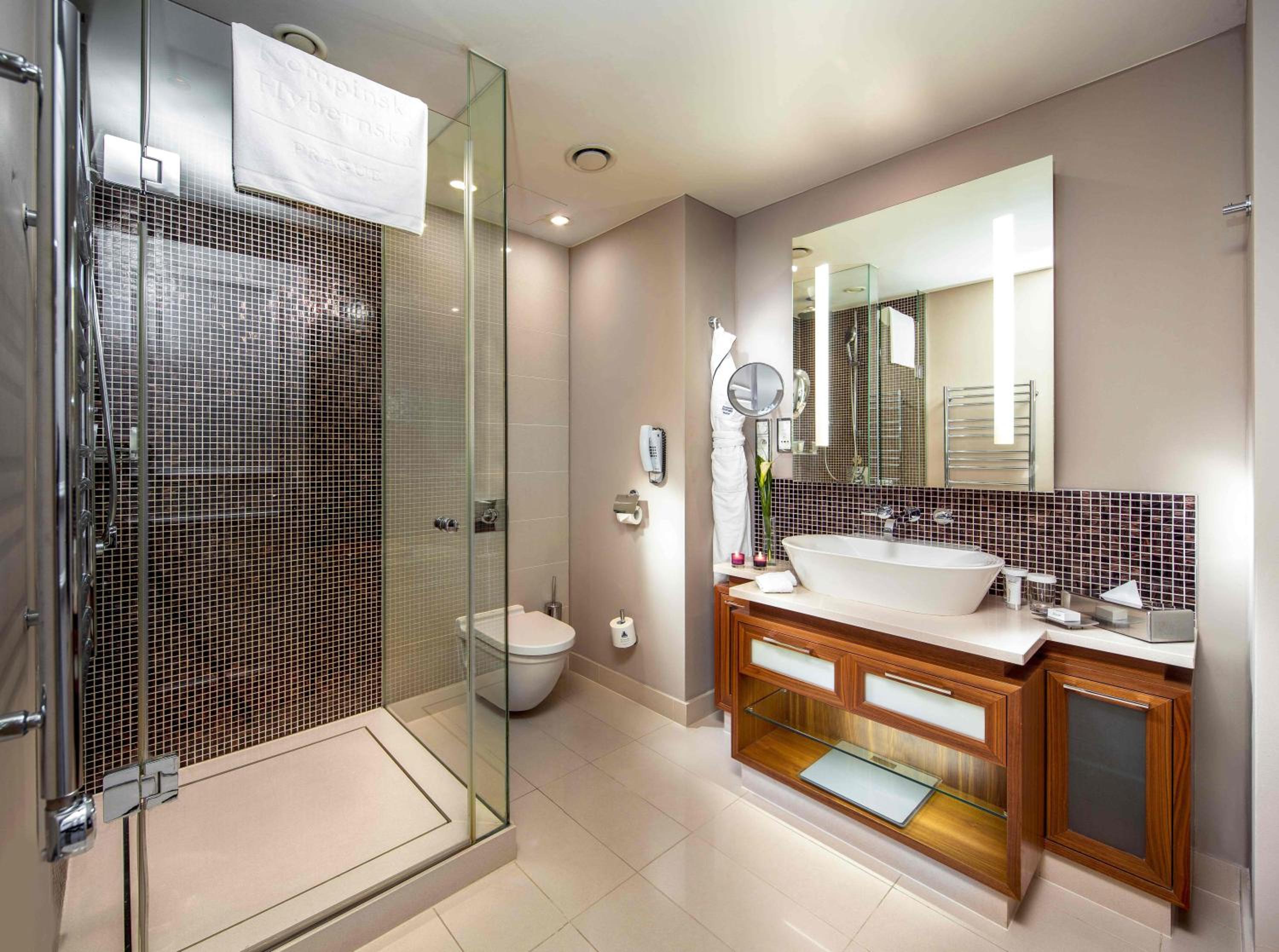 Executive, Suite, King Bed, Street View, Balcony