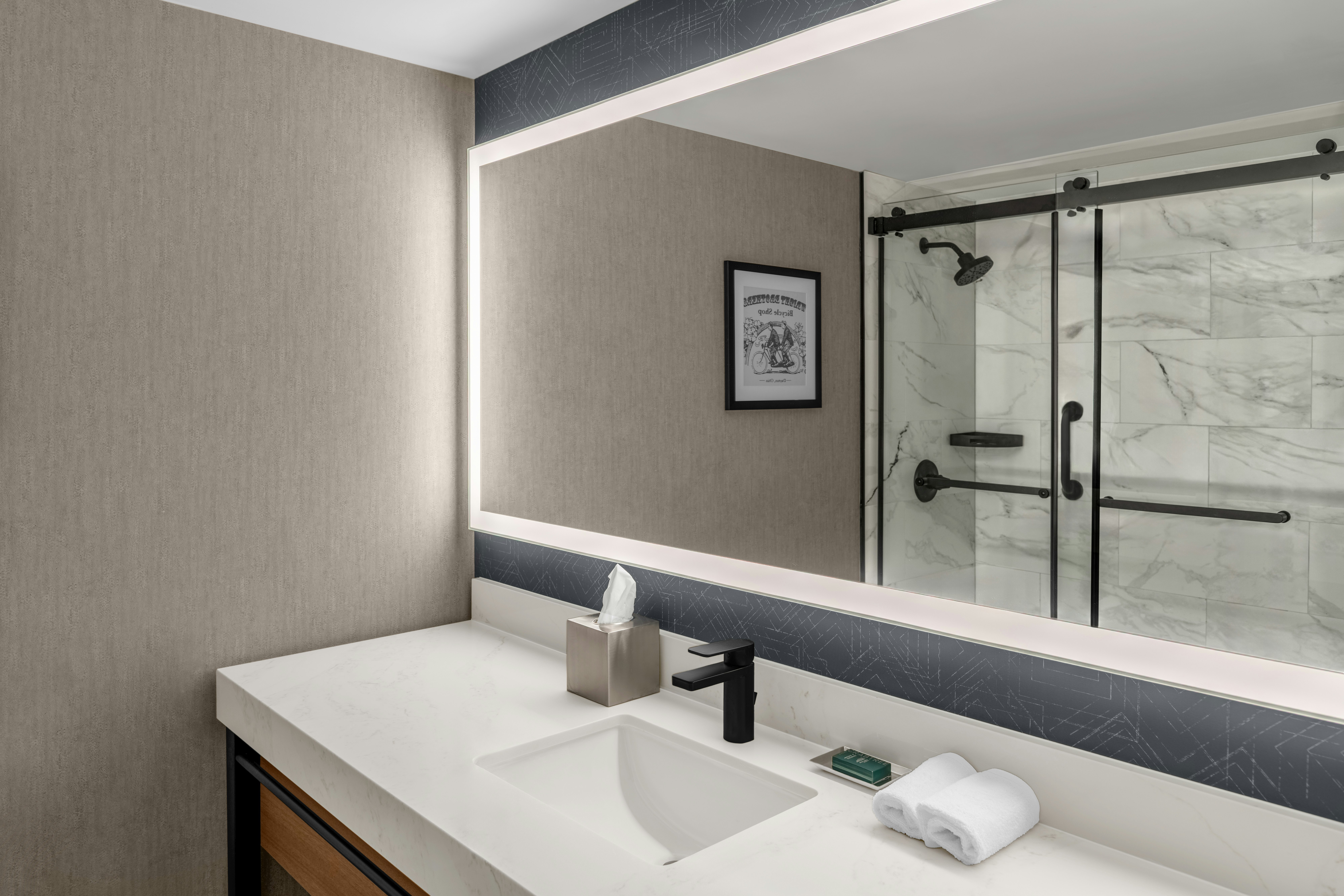 غرفة بسرير كينج مع أريكة، DoubleTree by Hilton Dayton Fairborn 6/7