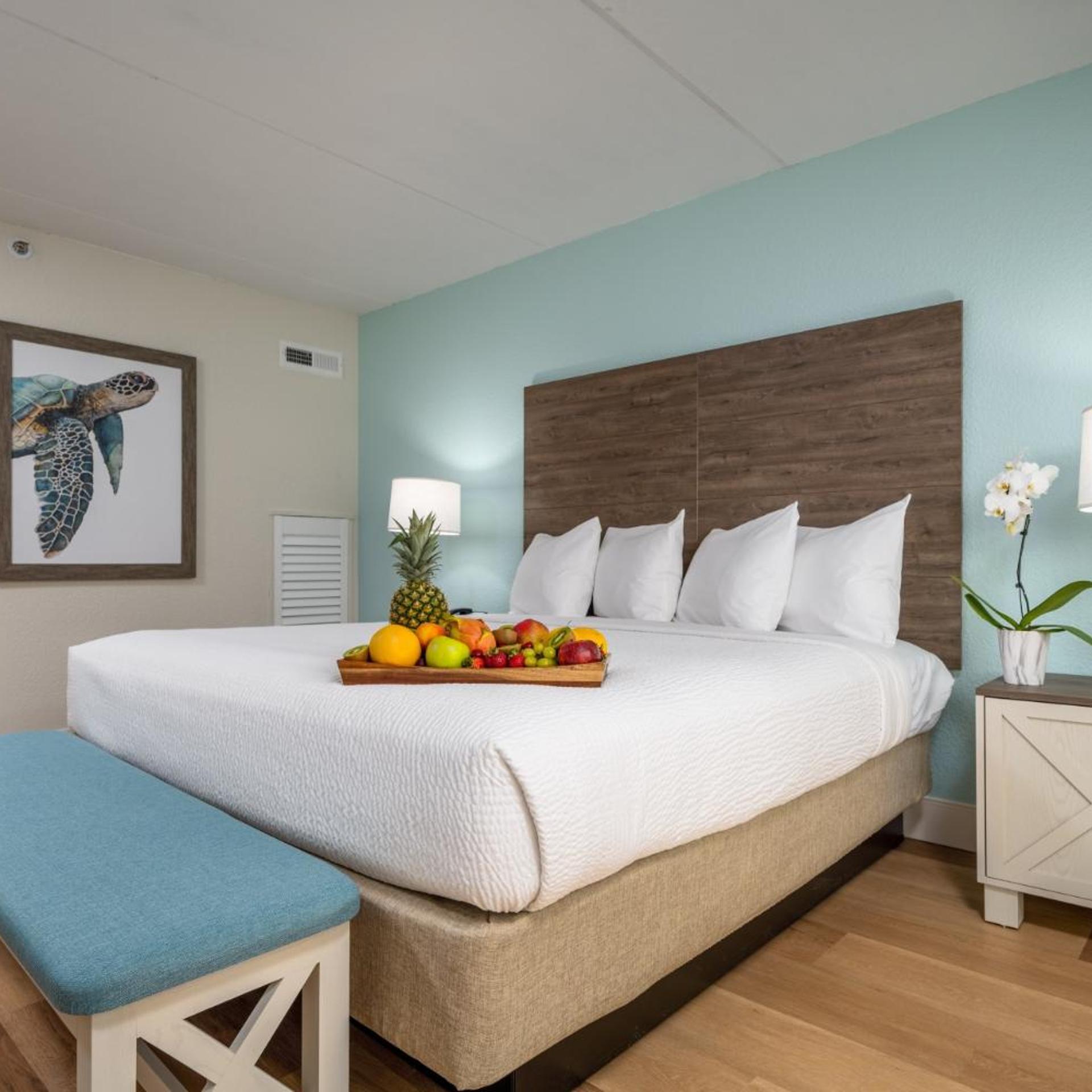 Suite, King Bed, Pool Floor