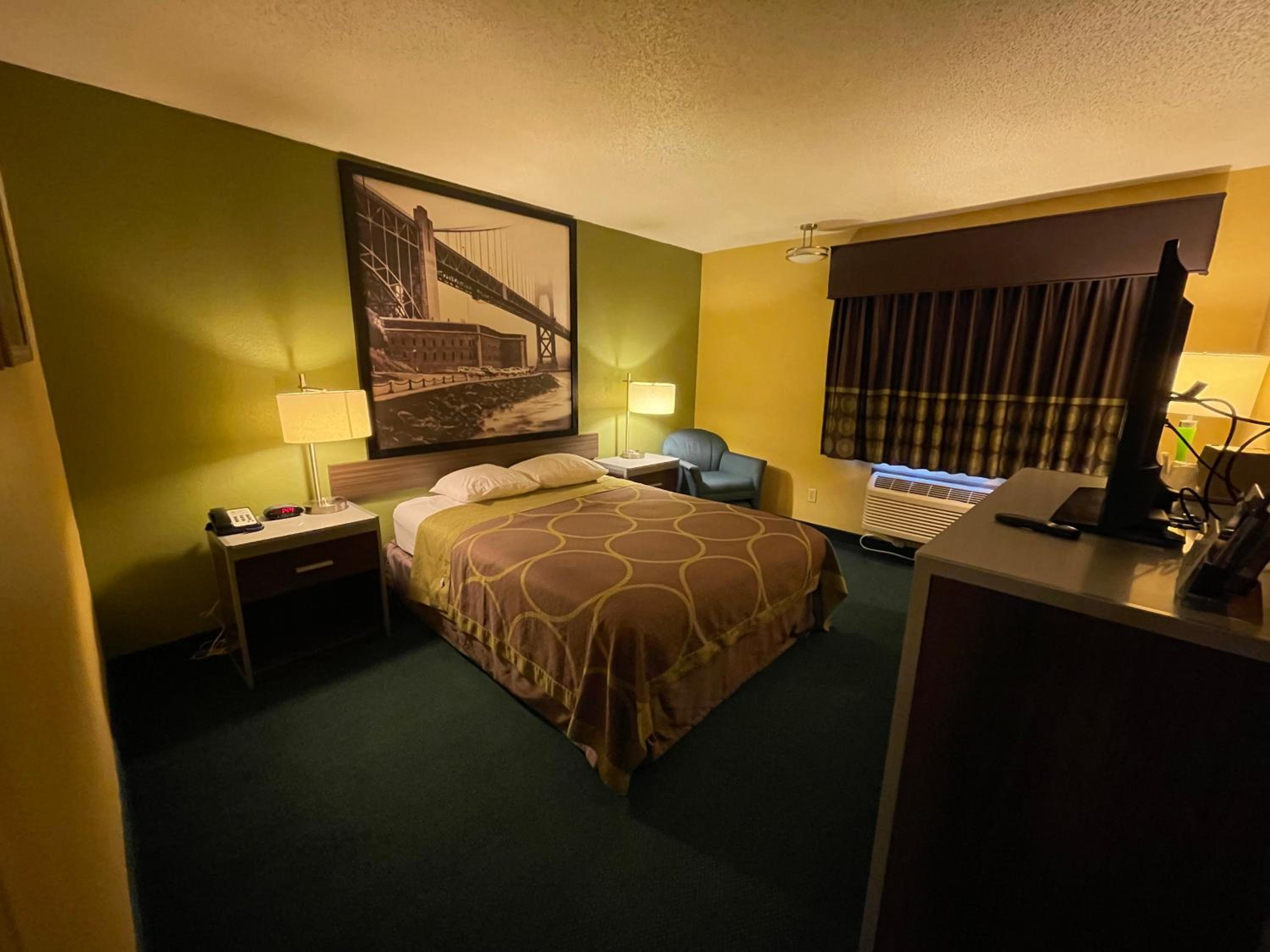 غرفة بسرير كوين لذوي الإعاقة، Super 8 By Wyndham Van Buren/Ft. Smith Area 3/4