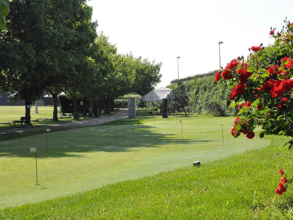 Golf Hotel 33/45