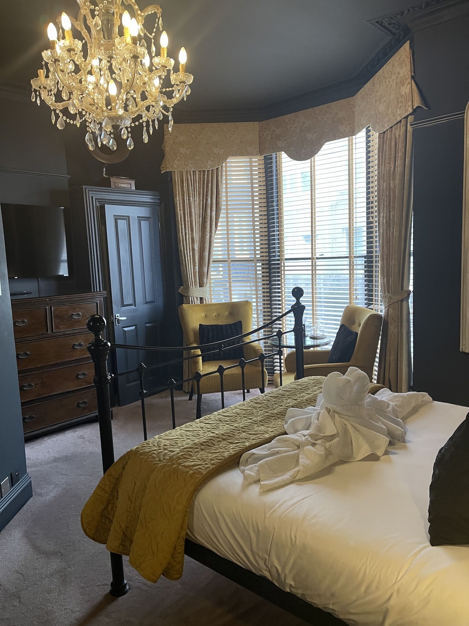 DELUXE, DOUBLE BED, PARTIAL SEA VIEW