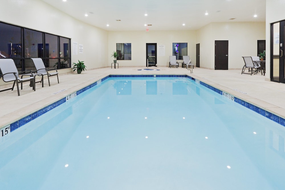 Holiday Inn Express Suites Brownfield 11/54