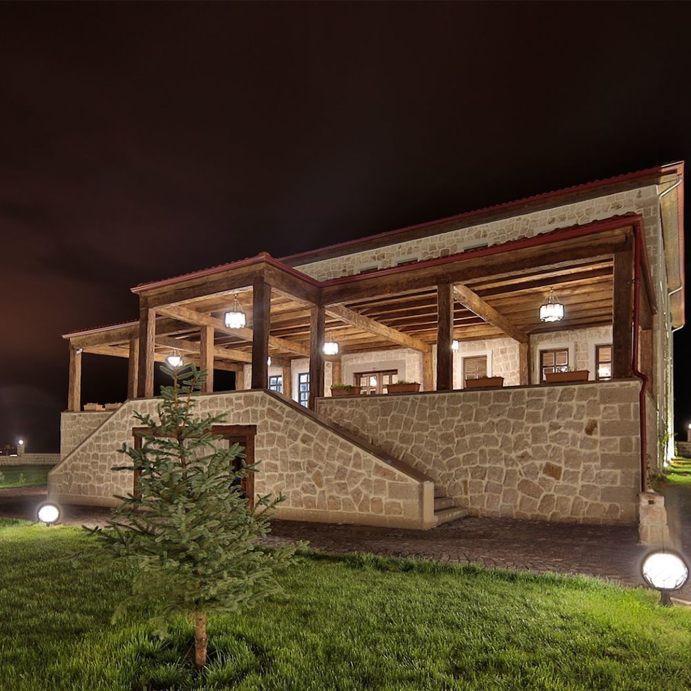 Elevres Stone House Hotel 63/67