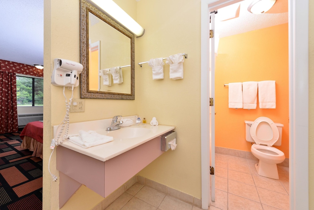 Americas Best Value Inn Canton 11/22