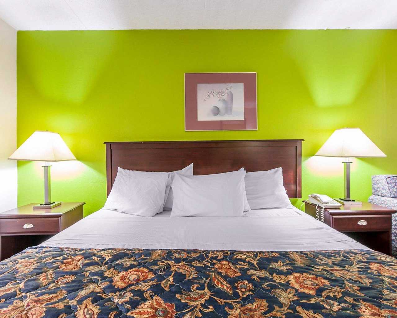 Days Inn by Wyndham Calhoun GA I-75 and US-41 18/28