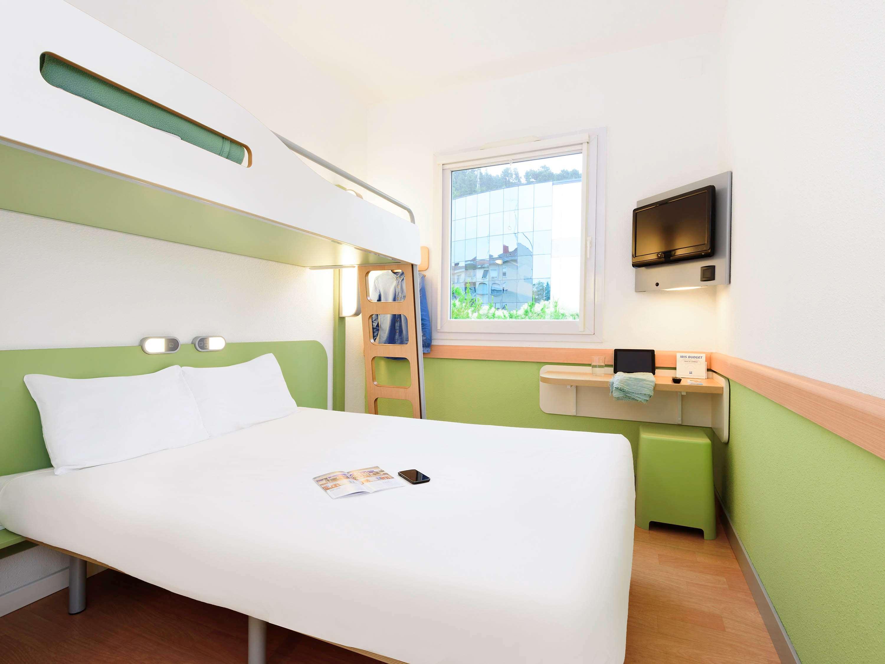 ROOM, 1 DOUBLE AND 1 SINGLE BED