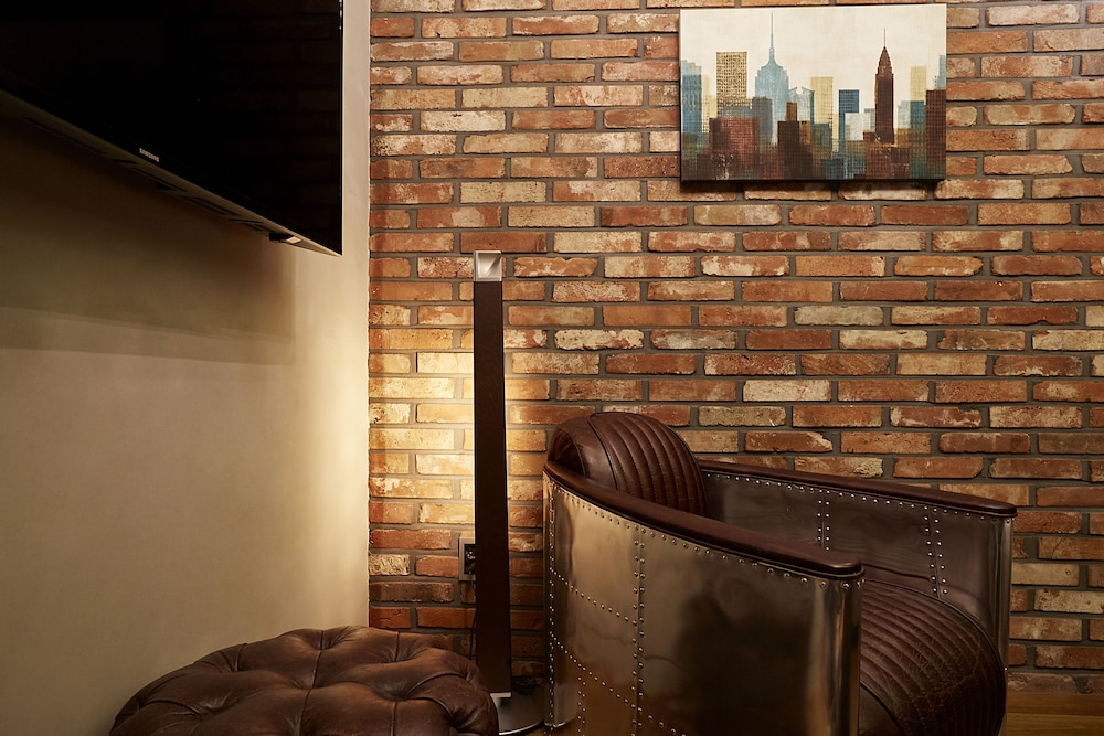 9 BRICK HOTEL 7/71
