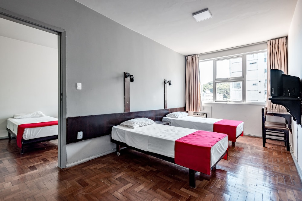 ROOM, QUADRUPLE, MULTIPLE BEDS