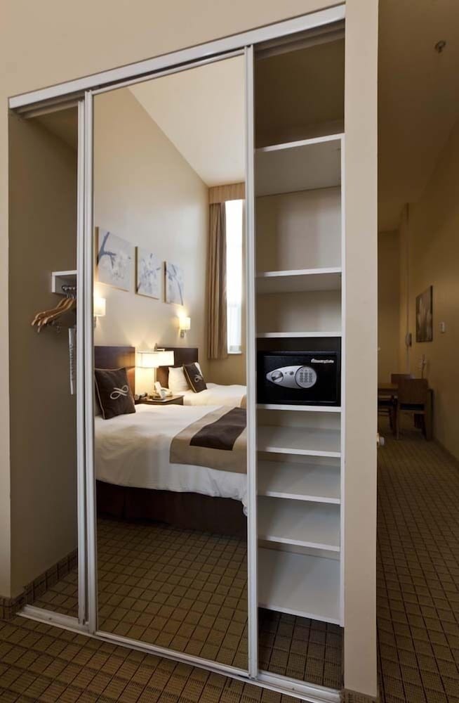 Pointe Plaza Hotel 30/32