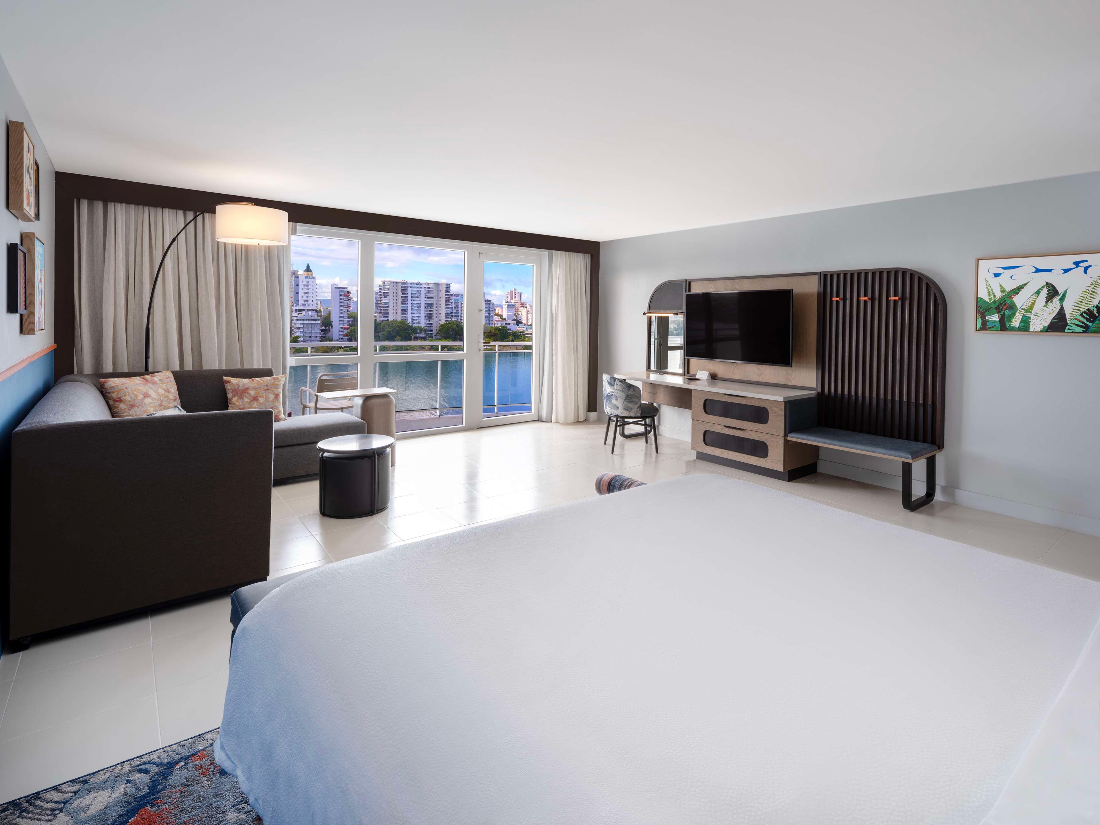 JUNIOR SUITE, KING BED, BAY VIEW, SOFA, BALCONY