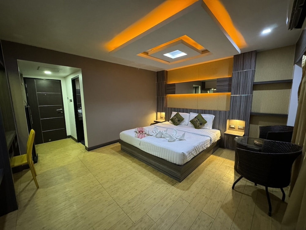 Mr.Mac's Hotel 9/50