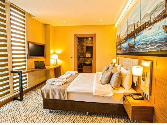 Standard, Triple, 1 Double and 4 Single Beds, Sea View