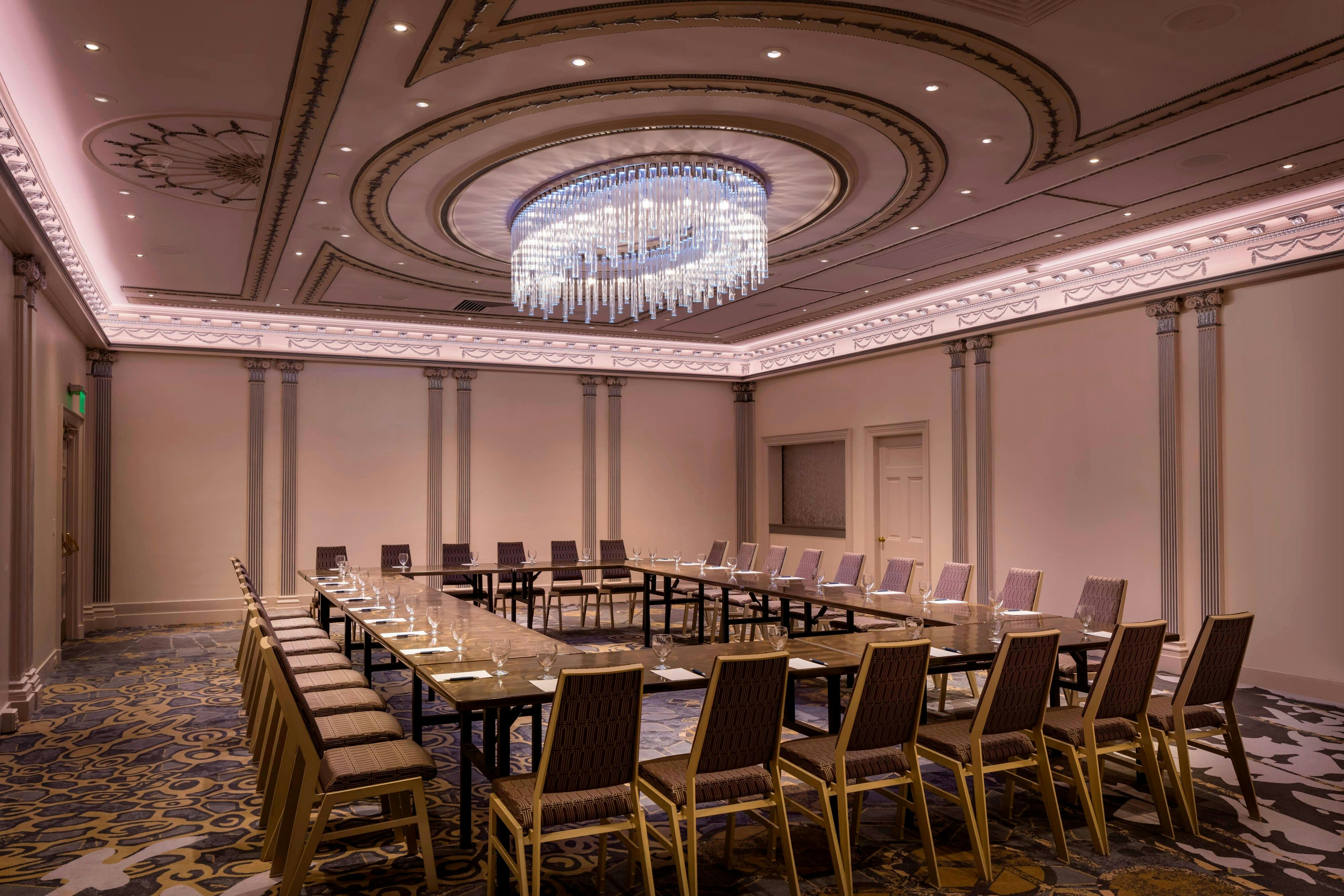 Sheraton Commander Hotel 44/48