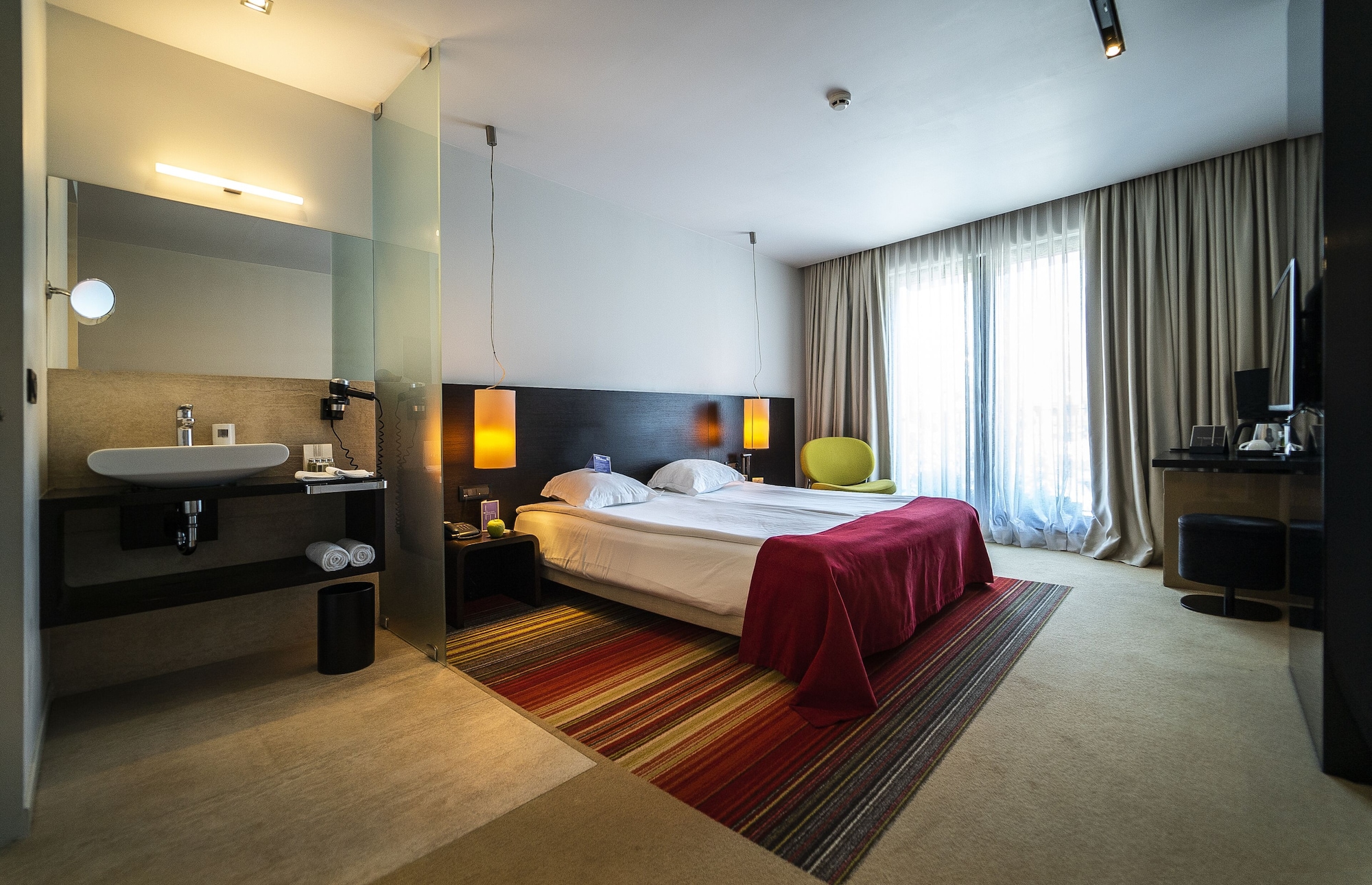 DELUXE, DOUBLE BED