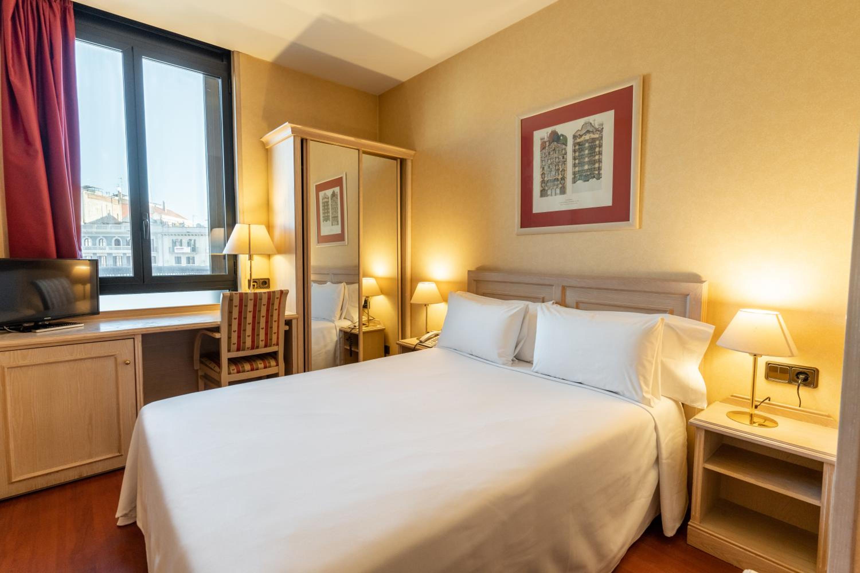 ROOM, DOUBLE OR TWIN BED