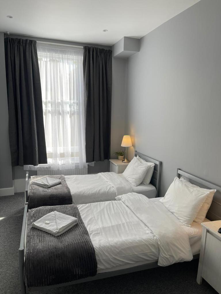 Room, Twin Beds, Shared Bathroom