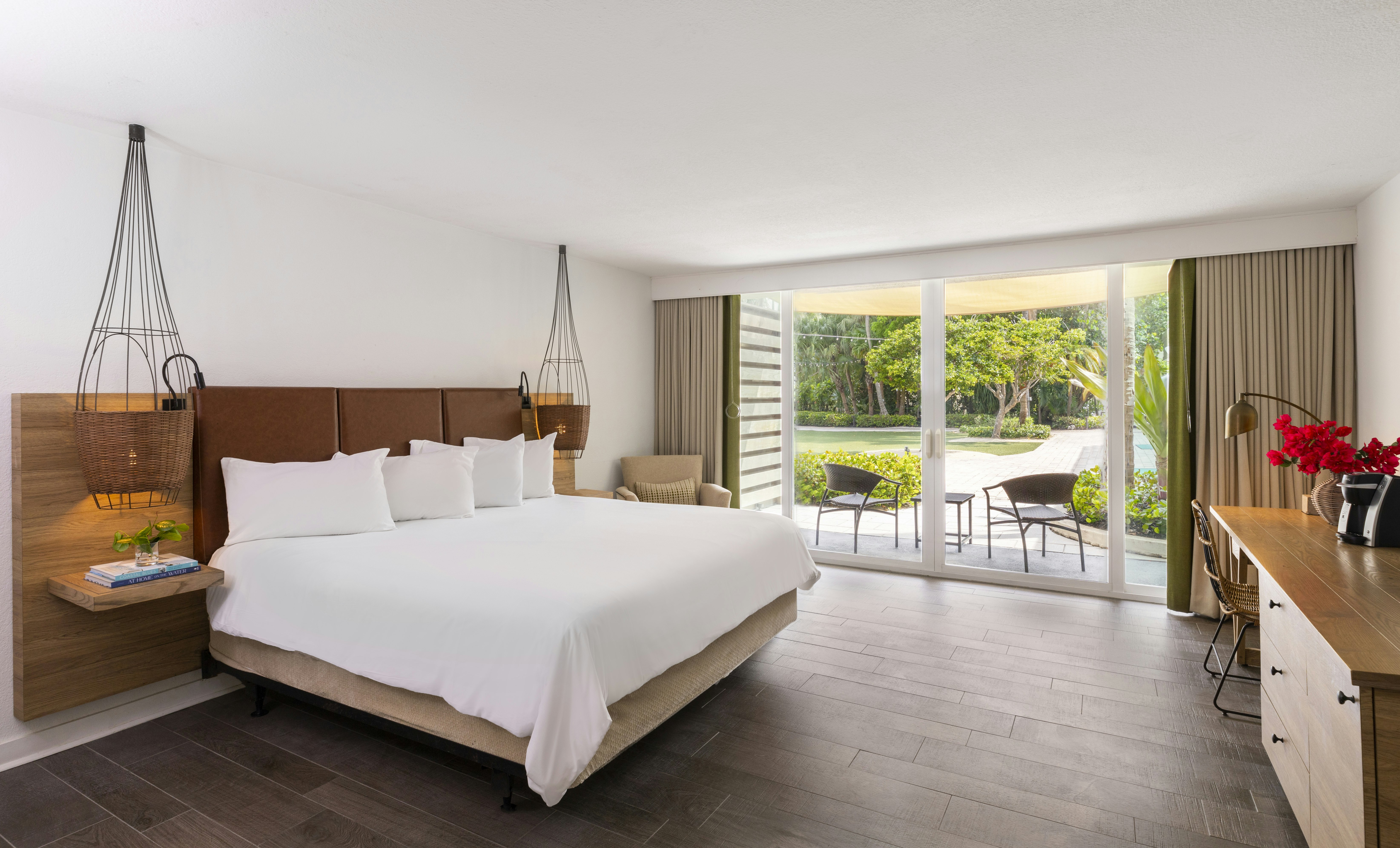 Lanai, King Bed, Courtyard View, Accessible