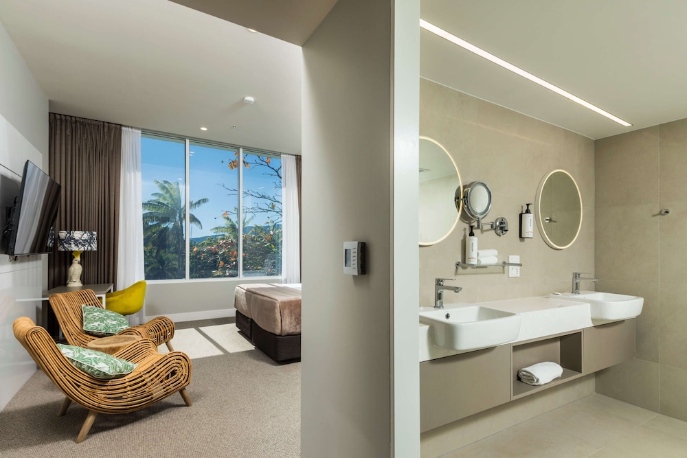 Pacific Hotel Cairns 50/72