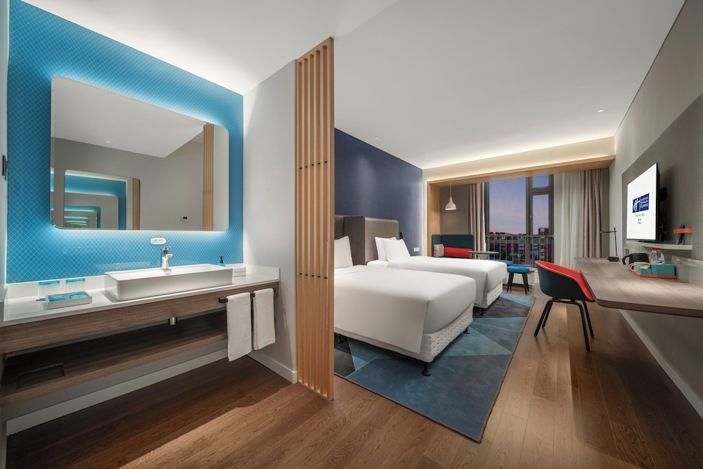 Specialty, Standard, Twin Beds, City View