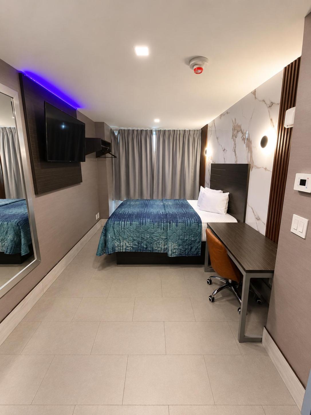 Hotel 365 Bronx 35/50