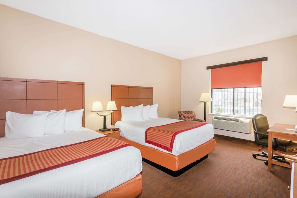STANDARD, 2 QUEEN BEDS
