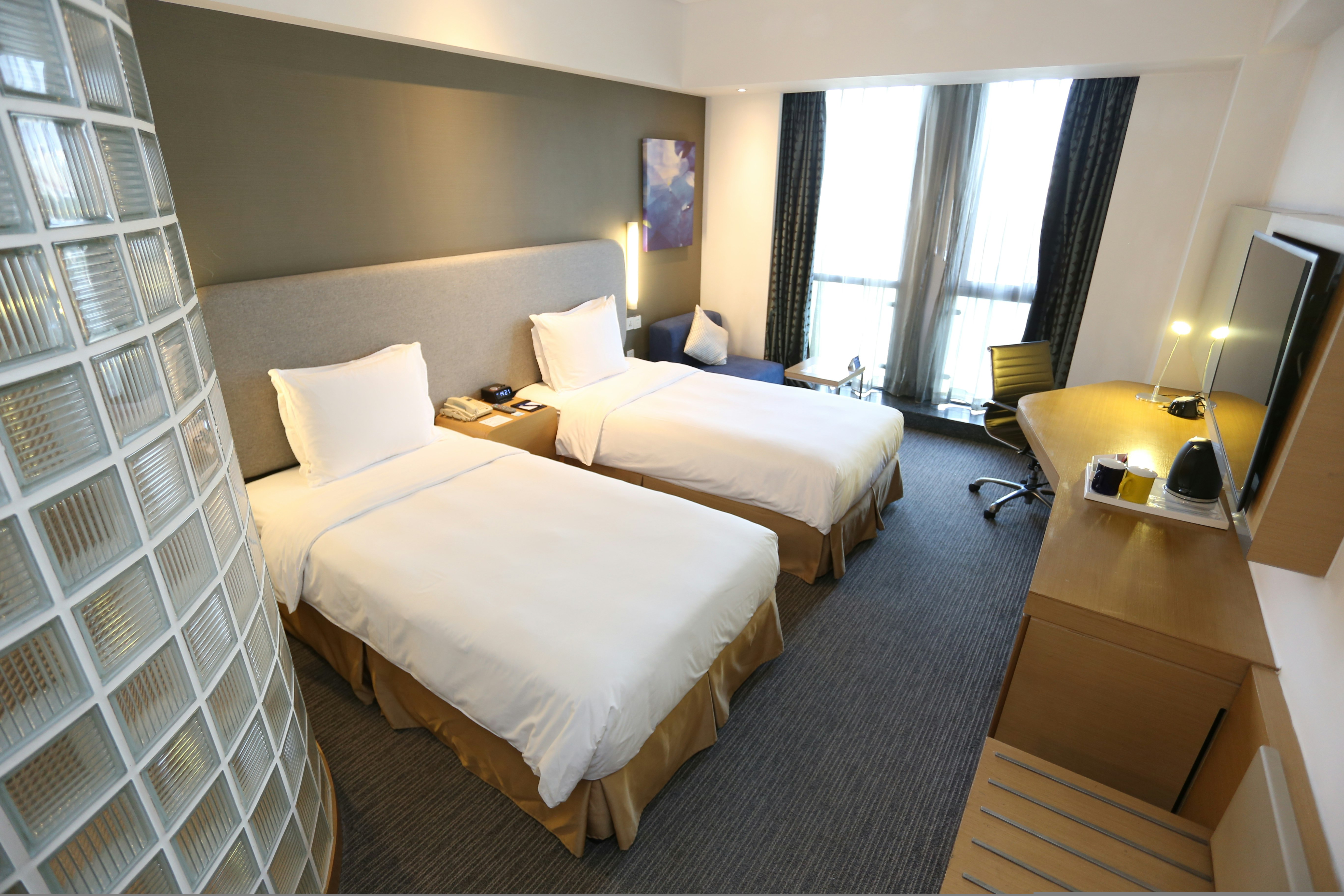 HOLIDAY INN EXPRESS SHANGHAI JINSHA 26/50
