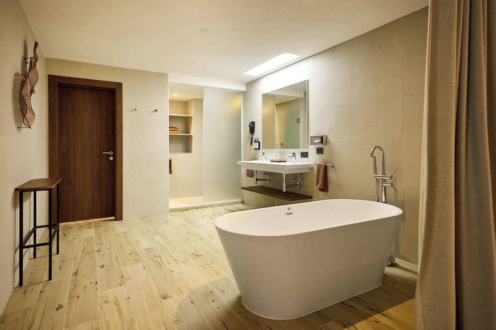 SUITE, OCEAN VIEW