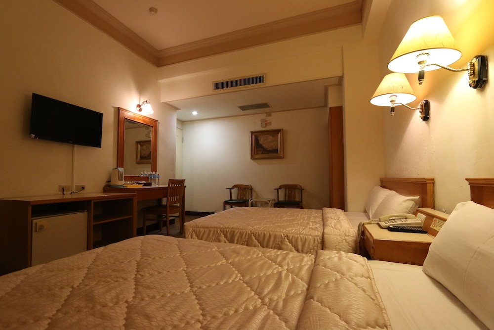 Riverside Hotel 27/50