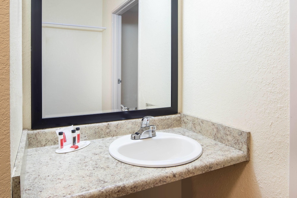 Days Inn by Wyndham Macon I-75 North 25/27