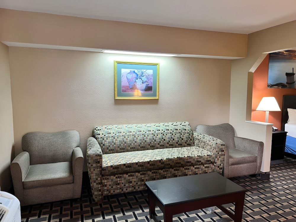 Days Inn and Suites By Wyndham Pine Bluff 18/27