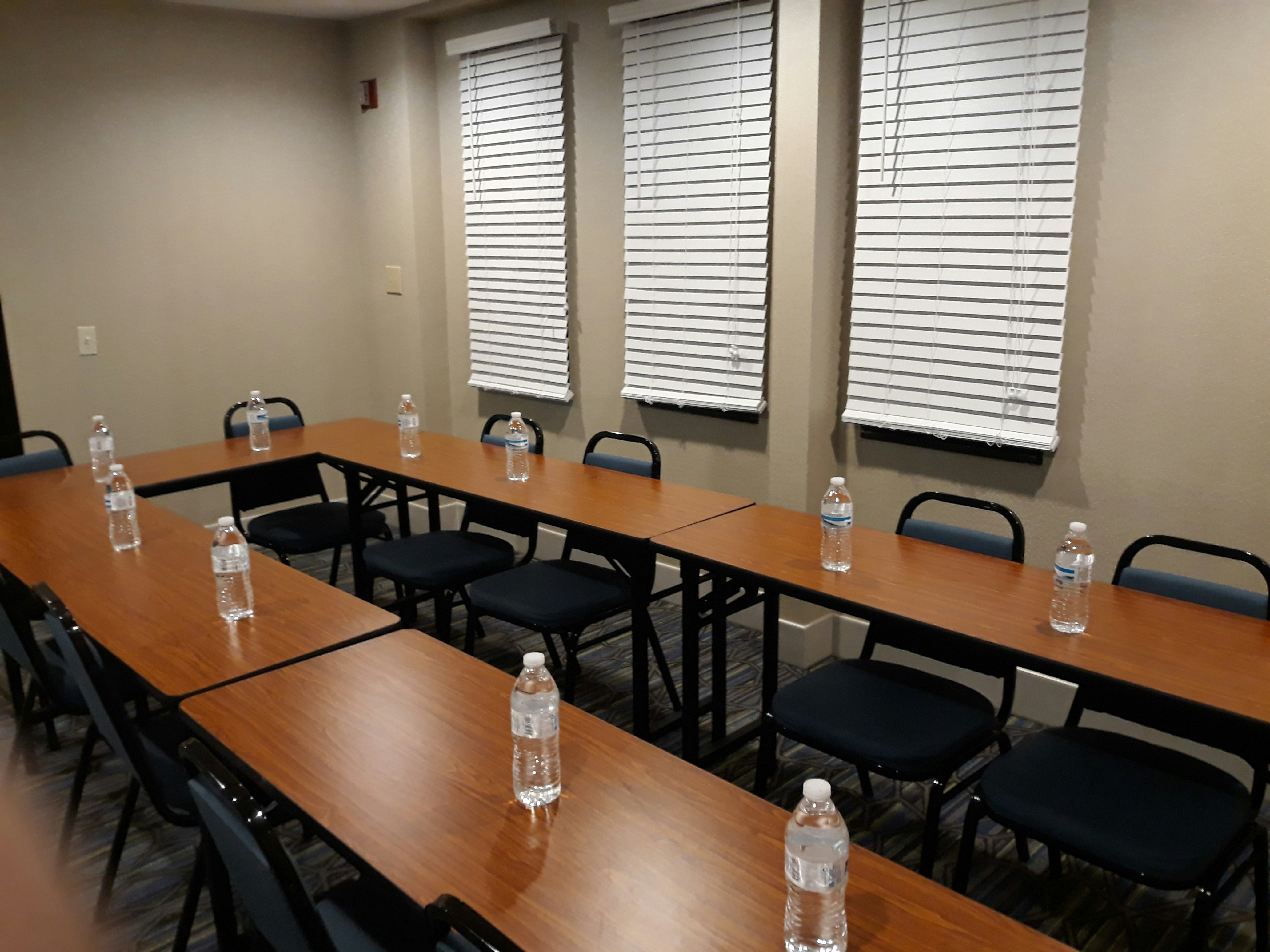 Holiday Inn Express Pittsburgh-North(Harmarville) 46/50