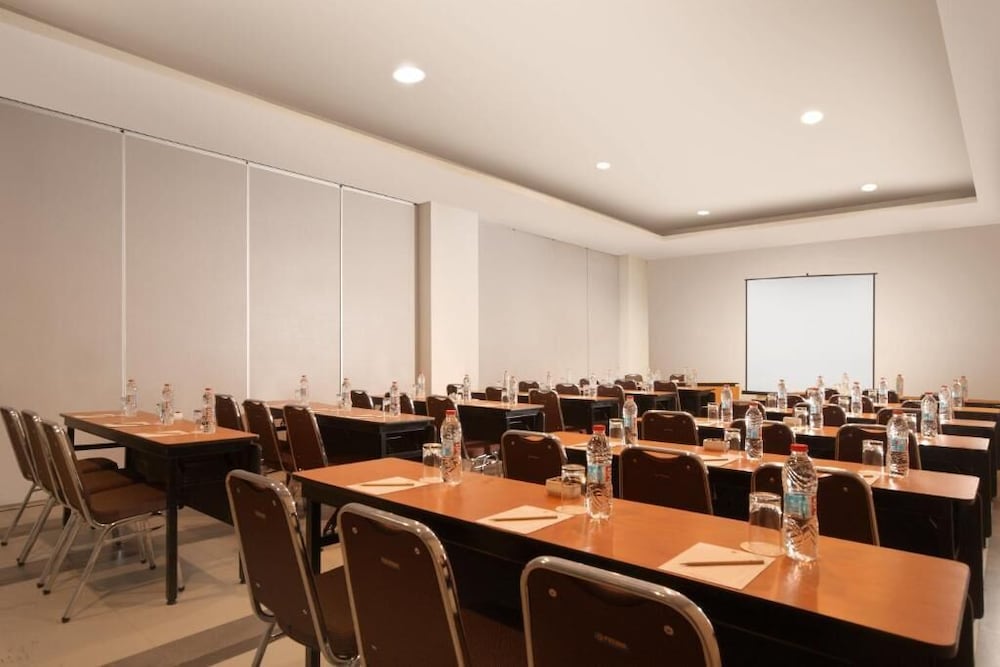 Amaris Hotel Margorejo Surabaya 31/32