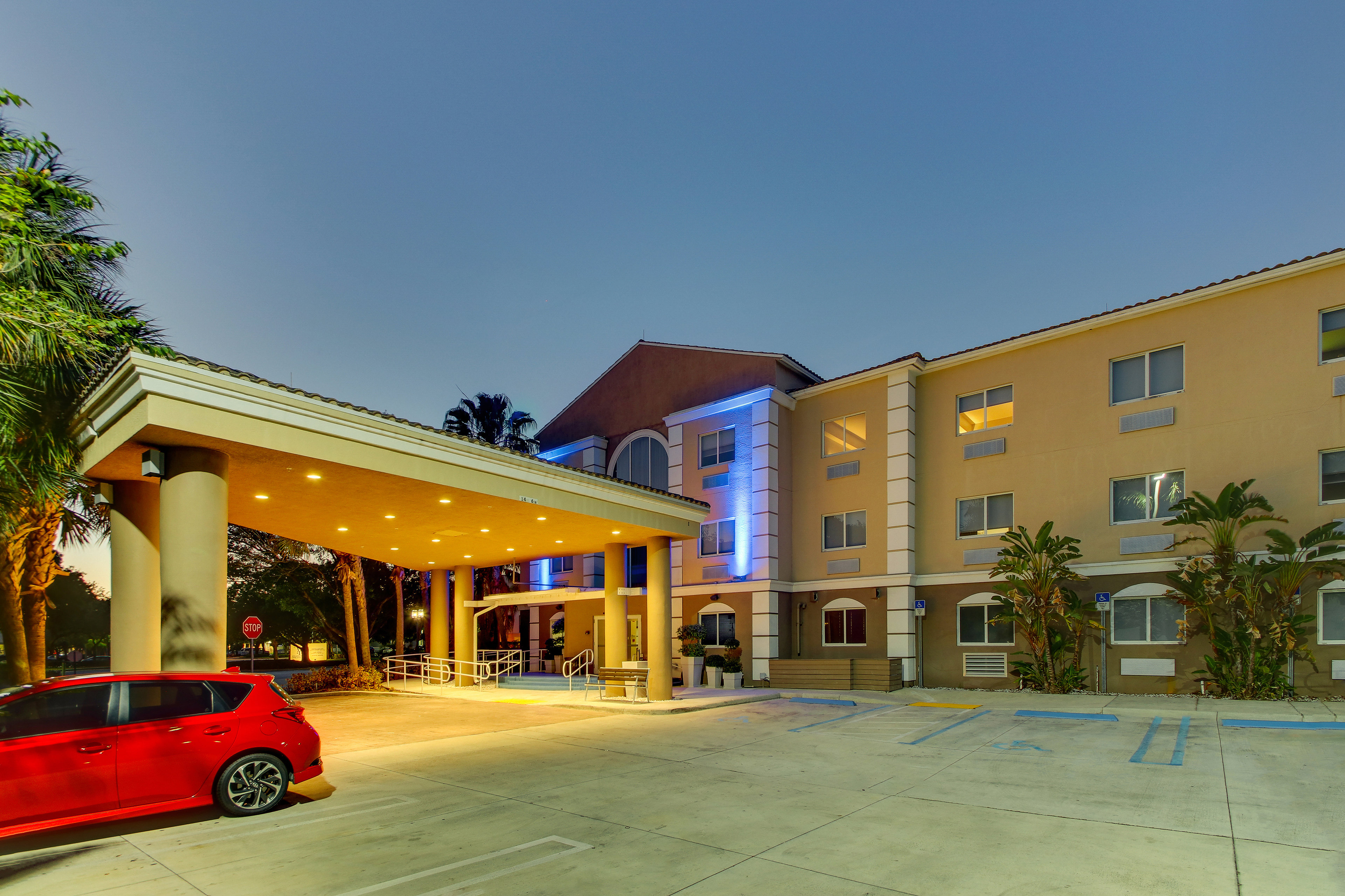 Holiday Inn Express West Palm Beach Metrocentre 70/74