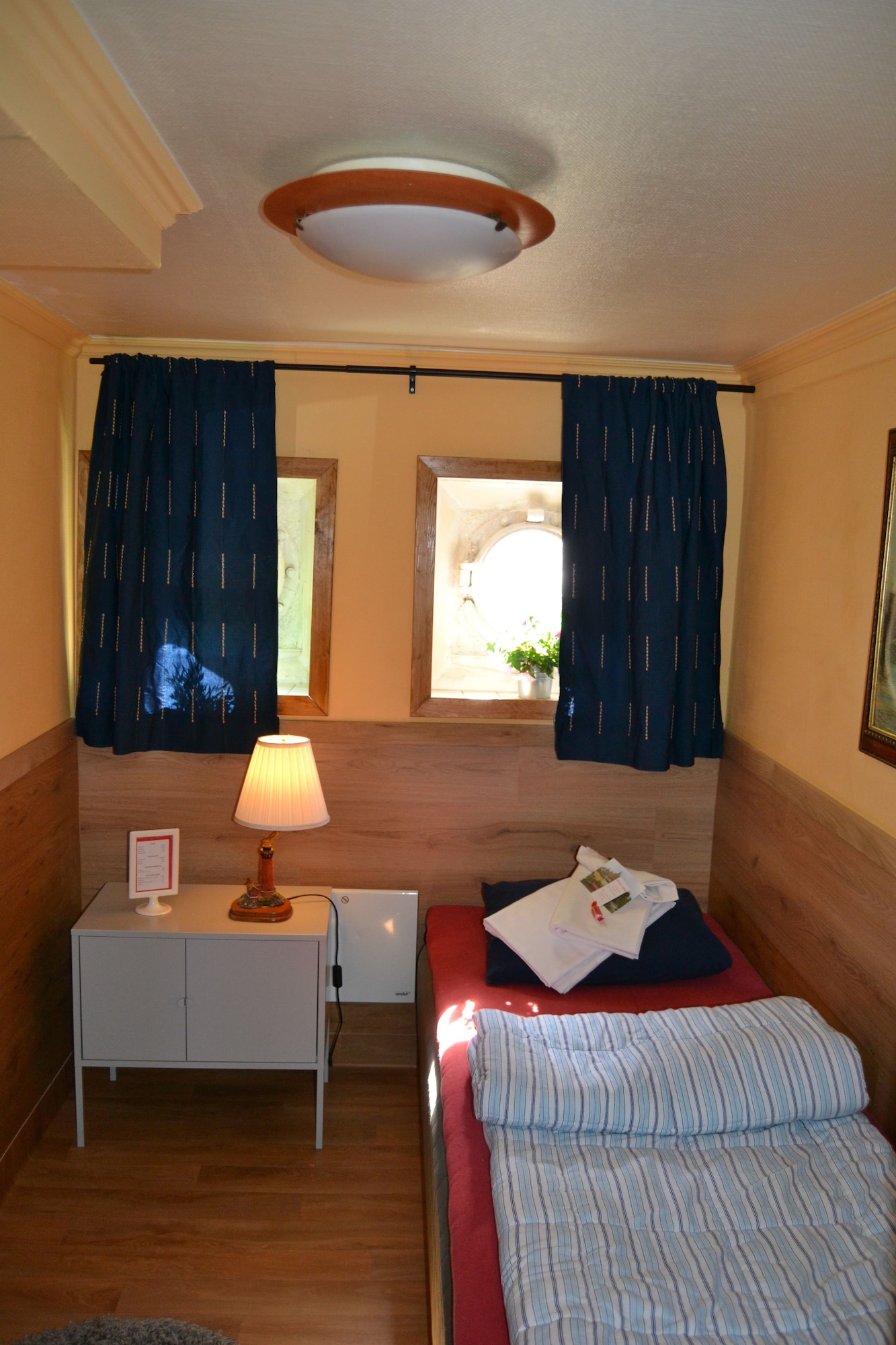 CABIN ON BOAT, BASIC, SINGLE, SHARED BATHROOM