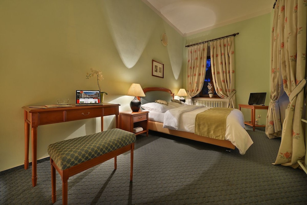 MAXIMILIAN LIFESTYLE RESORT 7/50