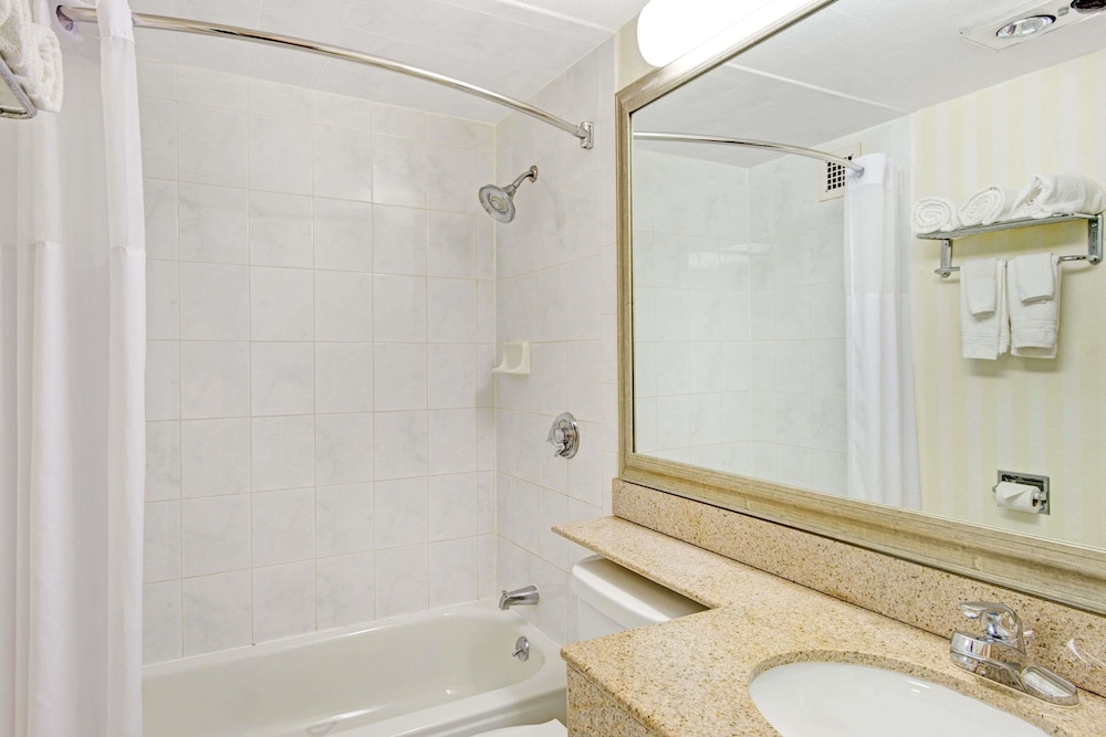 Days Hotel & Conference Center - Methuen 31/32