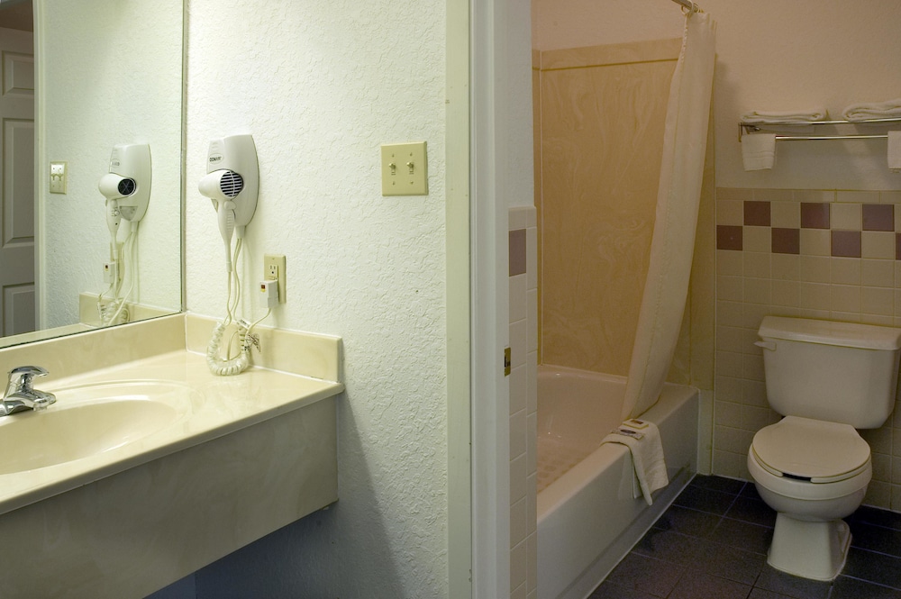 Budget Host, Hempstead Inn 32/35
