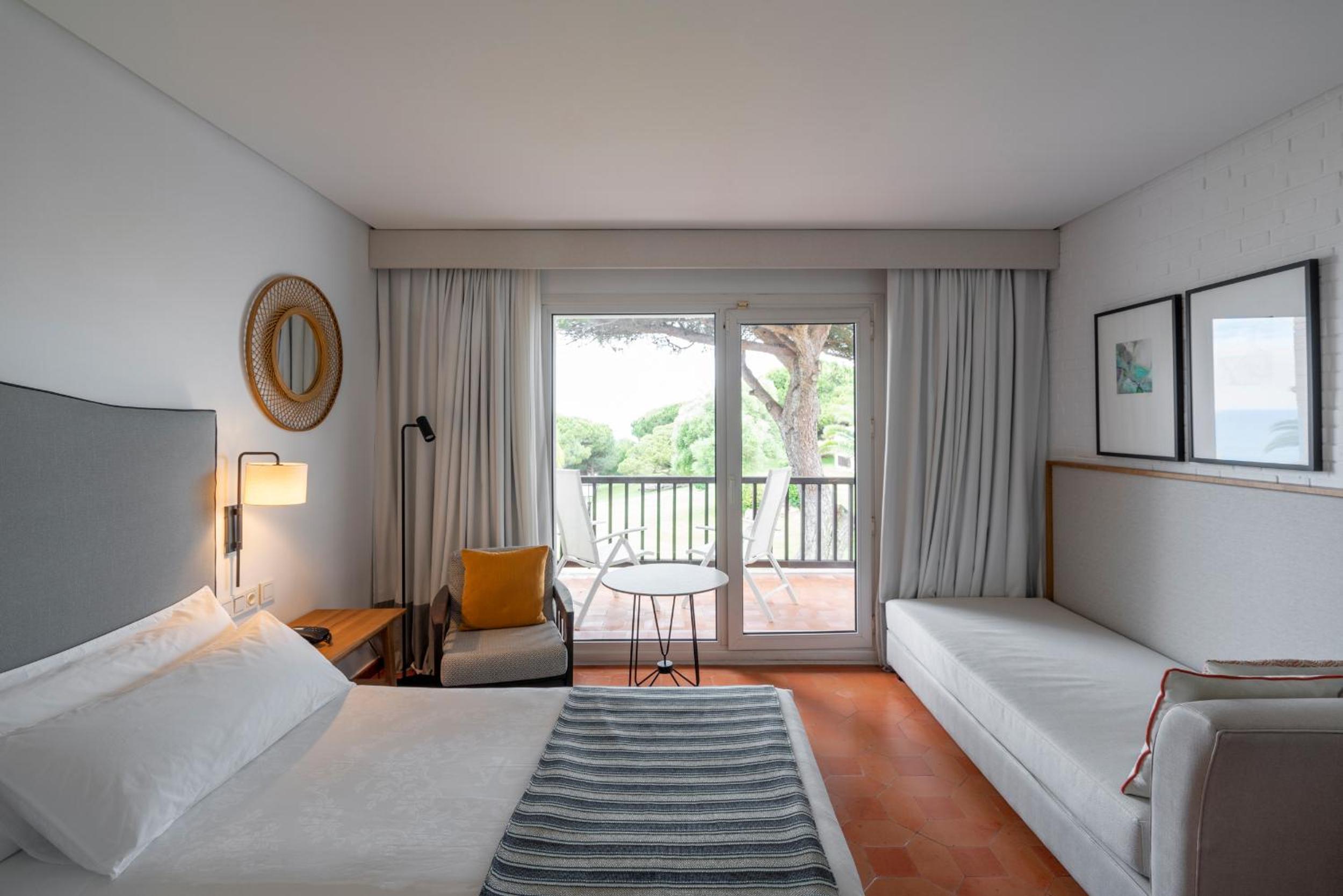 Room, Double Bed, Parador De Mazagon 3/10
