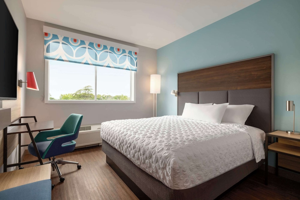 ROOM, KING BED