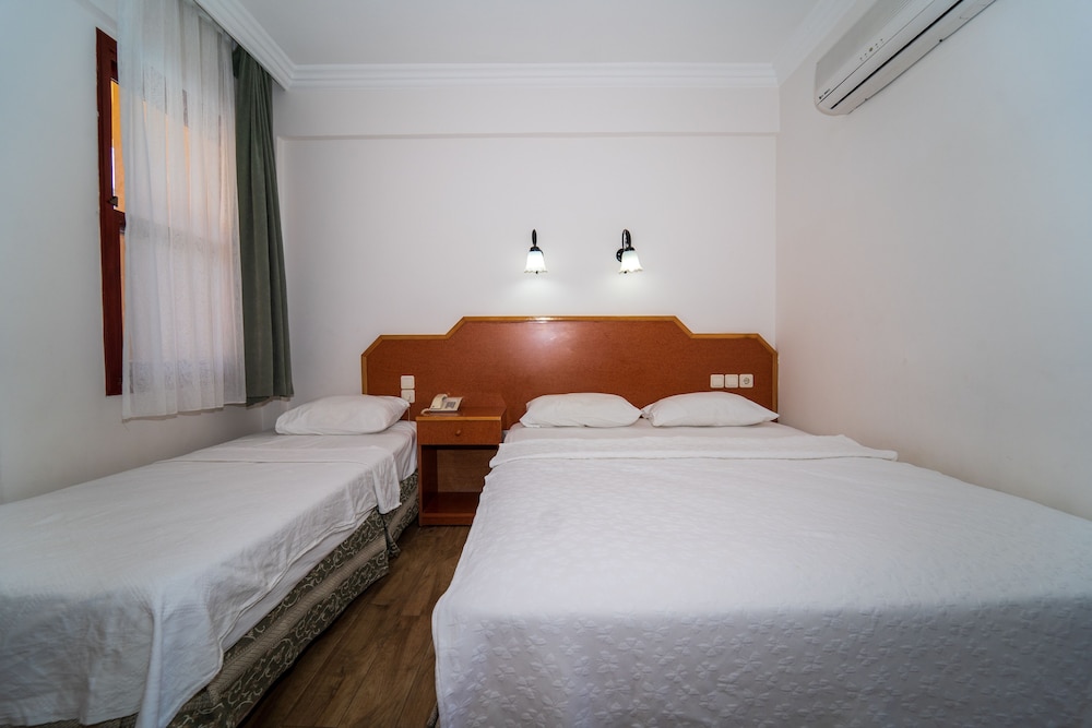 Belcehan Beach Hotel 8/34