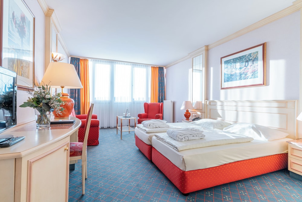 Monarch Hotel 14/68