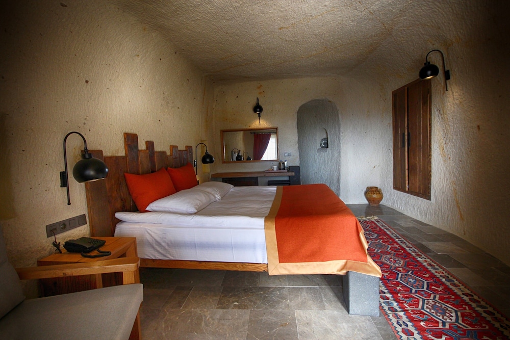 1811 Cave Hotel 15/50