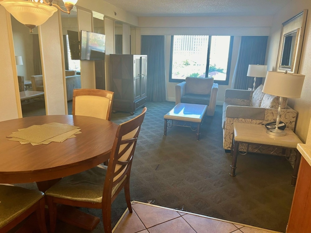 Jockey Resort Suites Center Strip 63/73