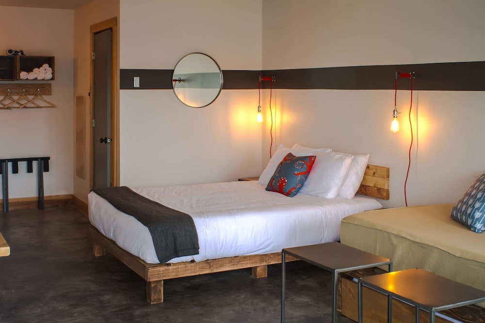 Ashore Hotel 24/50