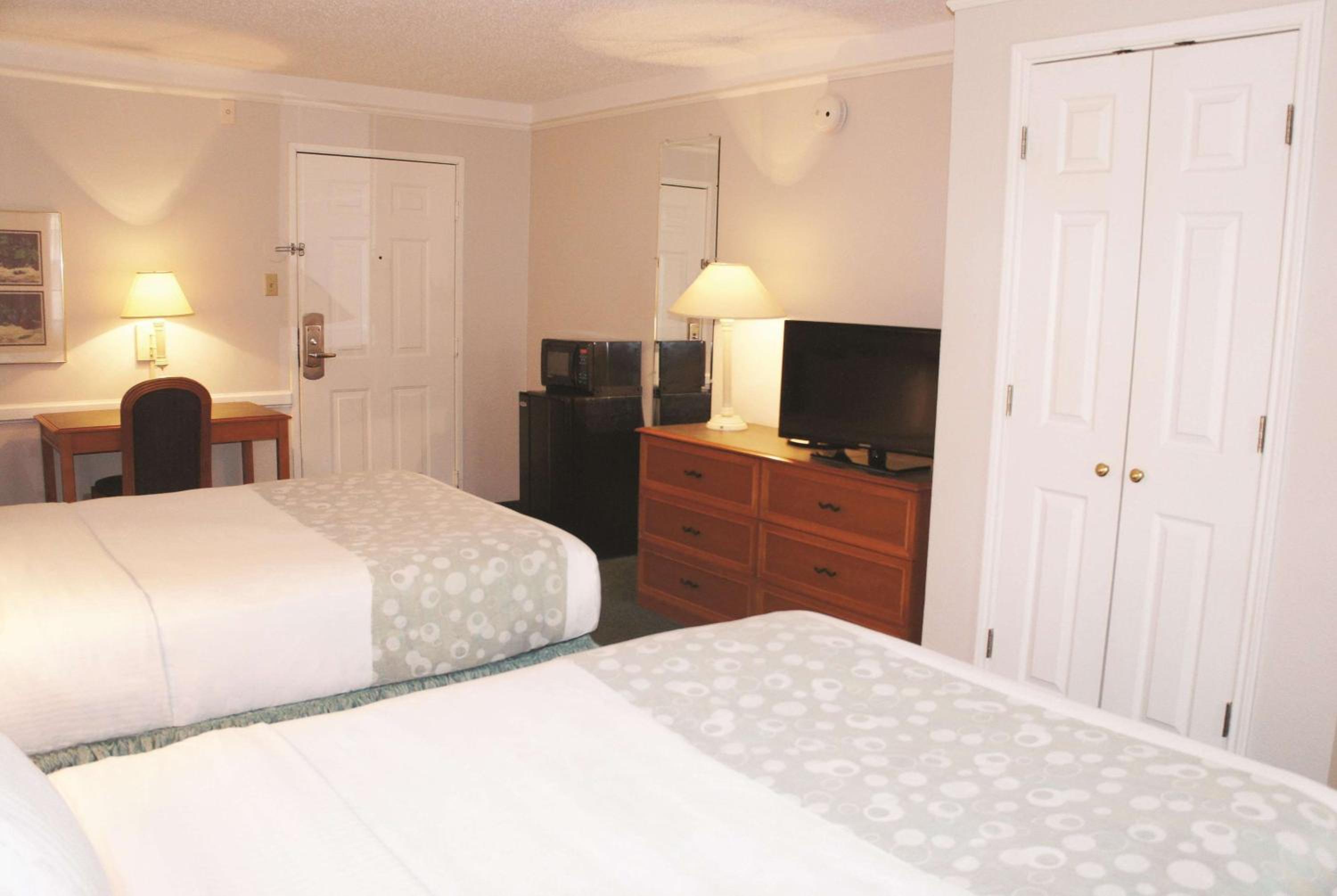 DELUXE, 2 DOUBLE BEDS
